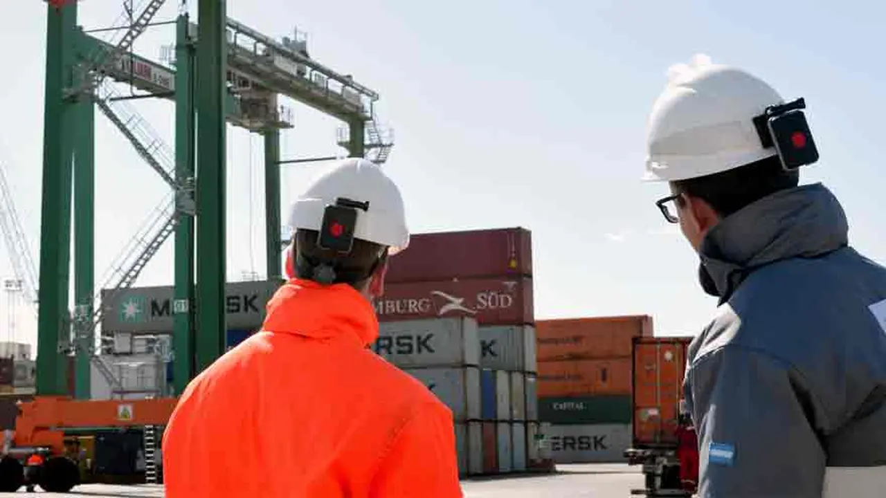 Trabajadores portuarios con cascos con el tag de Drixit.