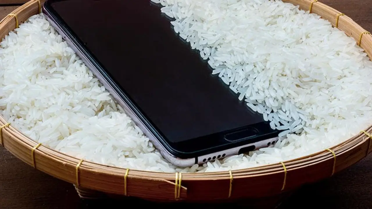 Cómo reparar un celular mojado sin gastar un solo centavo