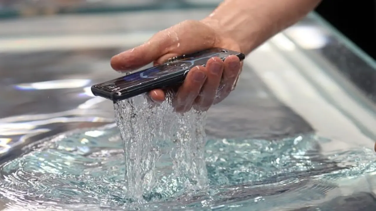 Ni arroz ni secador: esto es lo que tenés que hacer si se cae el celular al agua