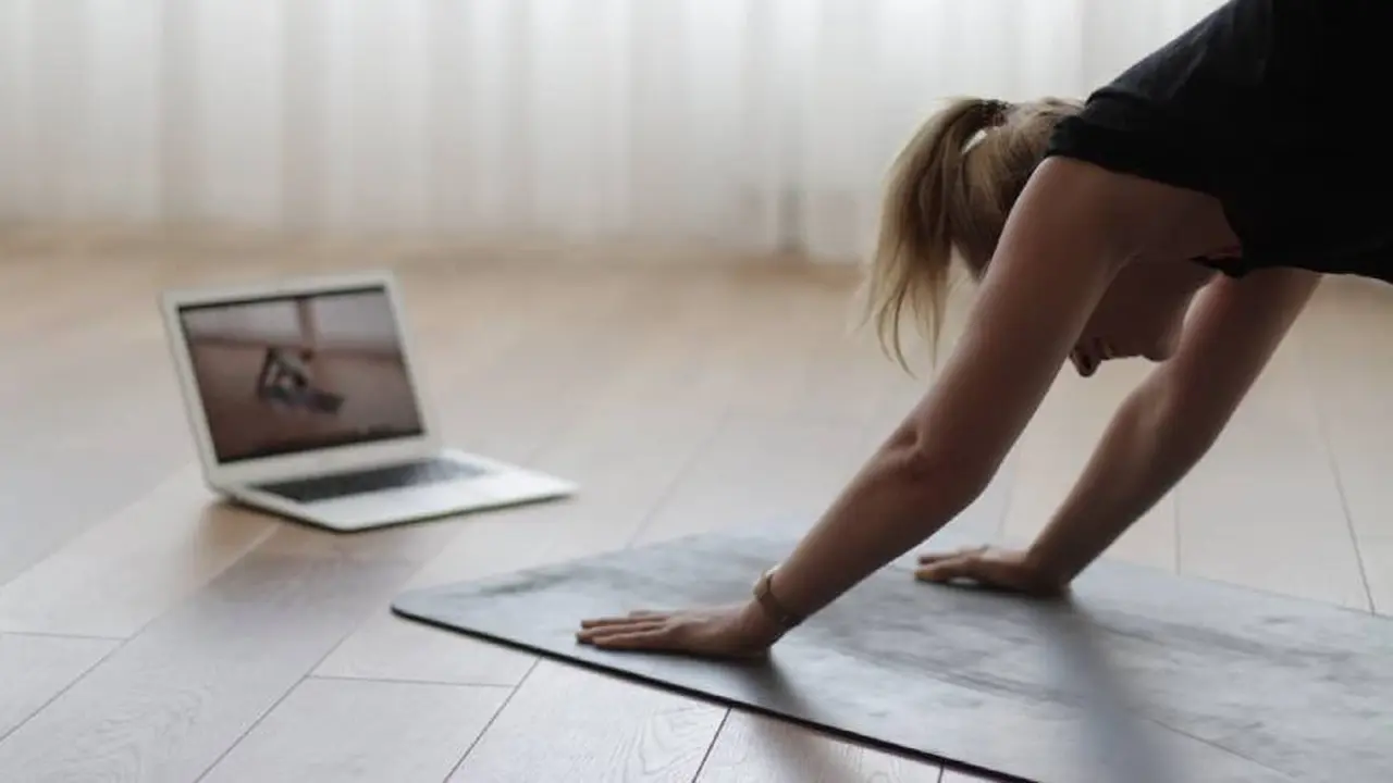 Enseñar yoga online puede ser uno de los negocios rentables en 2021