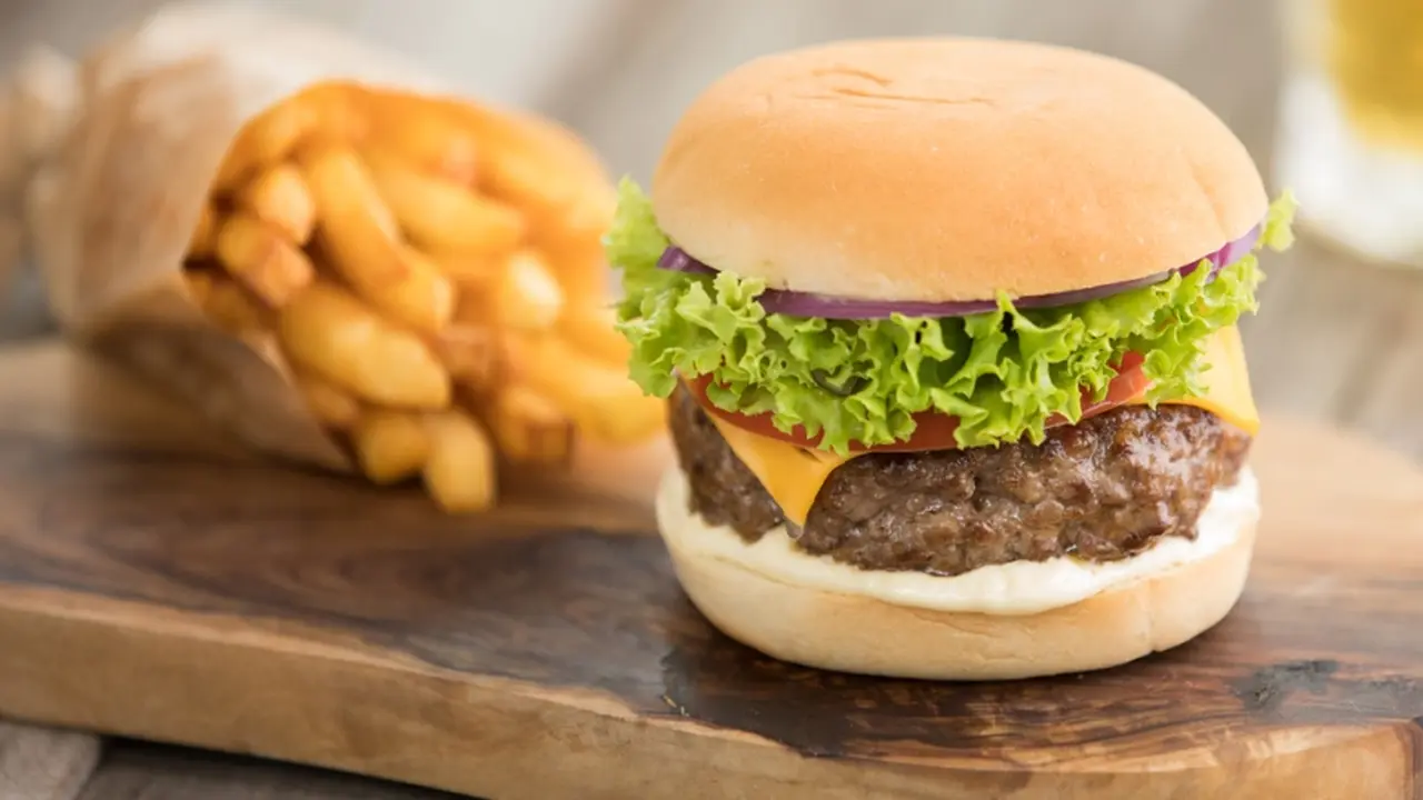 Existen distintos tipos de cadenas que ofrecen franquicias para abrir un local de hamburguesas