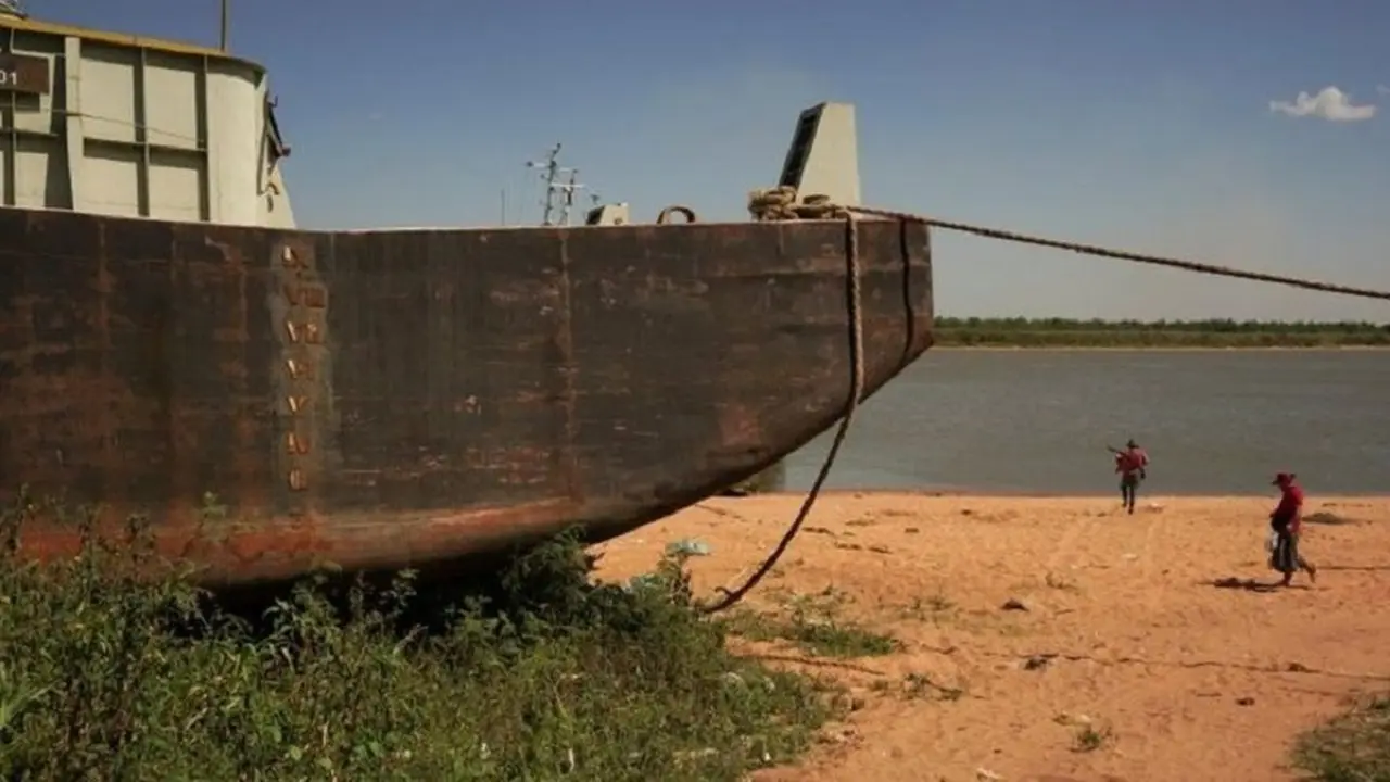 Barcas estancadas ante la baja del Paraná.