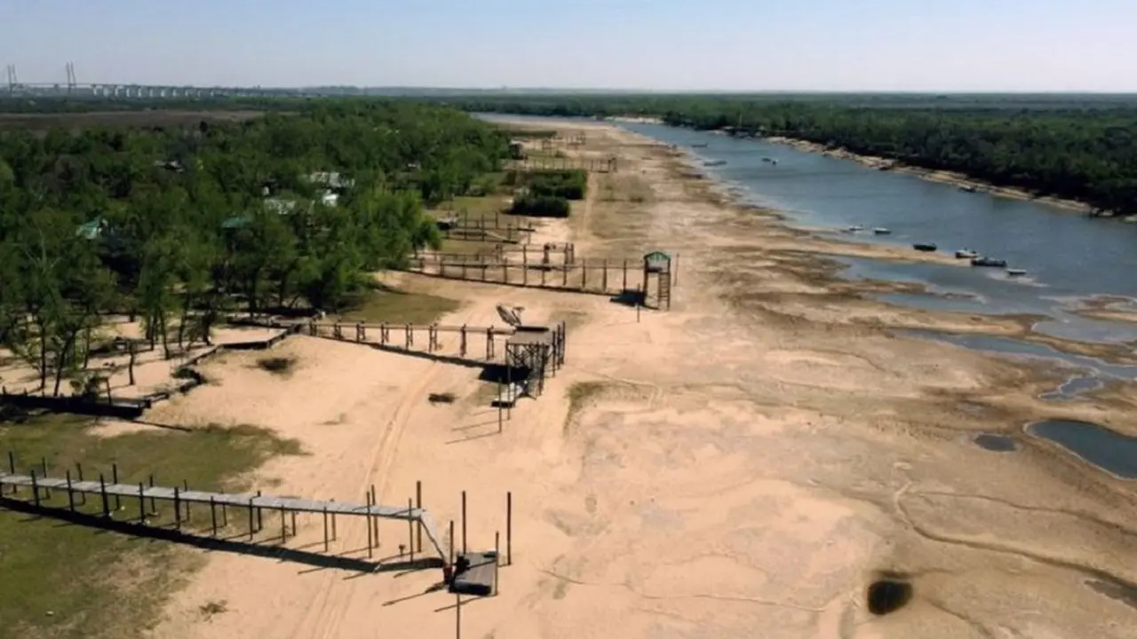 El río Paraná vive su baja más grande desde hace 77 años.
