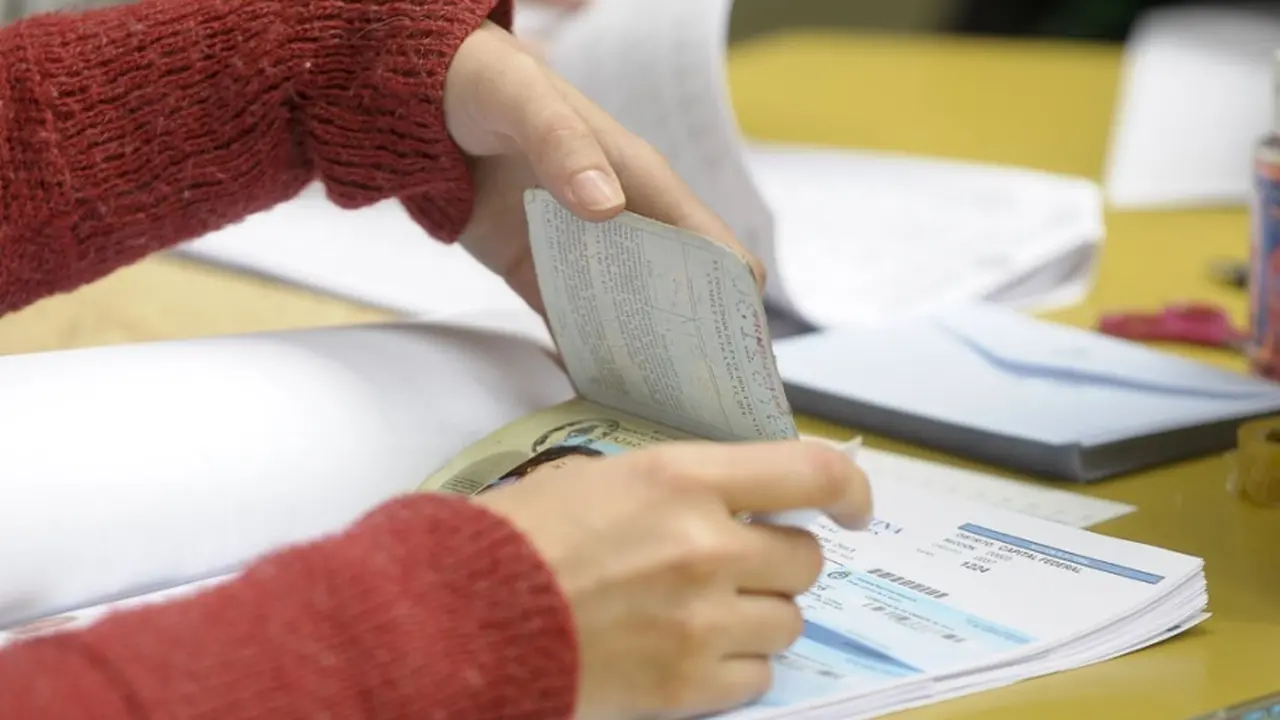 Cómo alguien puede justificar que no fue a votar este domingo y en qué casos se debe pagar una multa