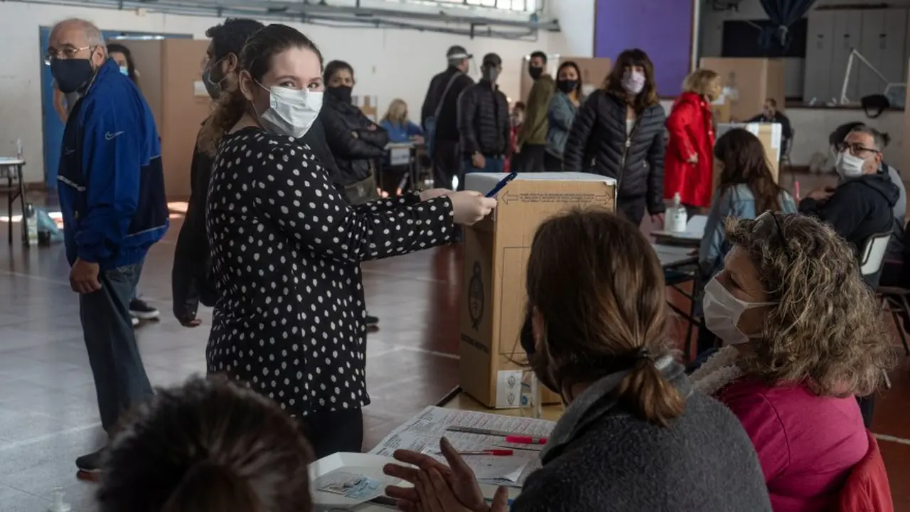 Los argentinos valoran la democracia menos que hace dos años