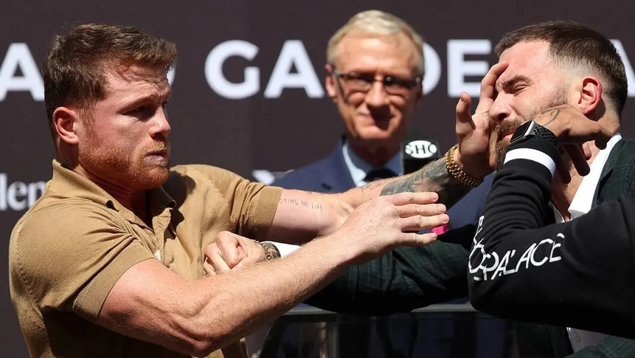 "No hables de mi mamá": golpes e insultos entre 'Canelo' Álvarez y Caleb Plant en la presentación de su próxima pelea