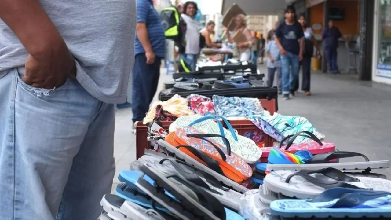El rubro indumentaria y calzado se posición en agosto como el más comercializado en la venta callejera