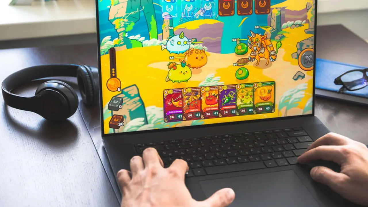 Los juegos para ganar criptomonedas pueden practicarse en computadoras.