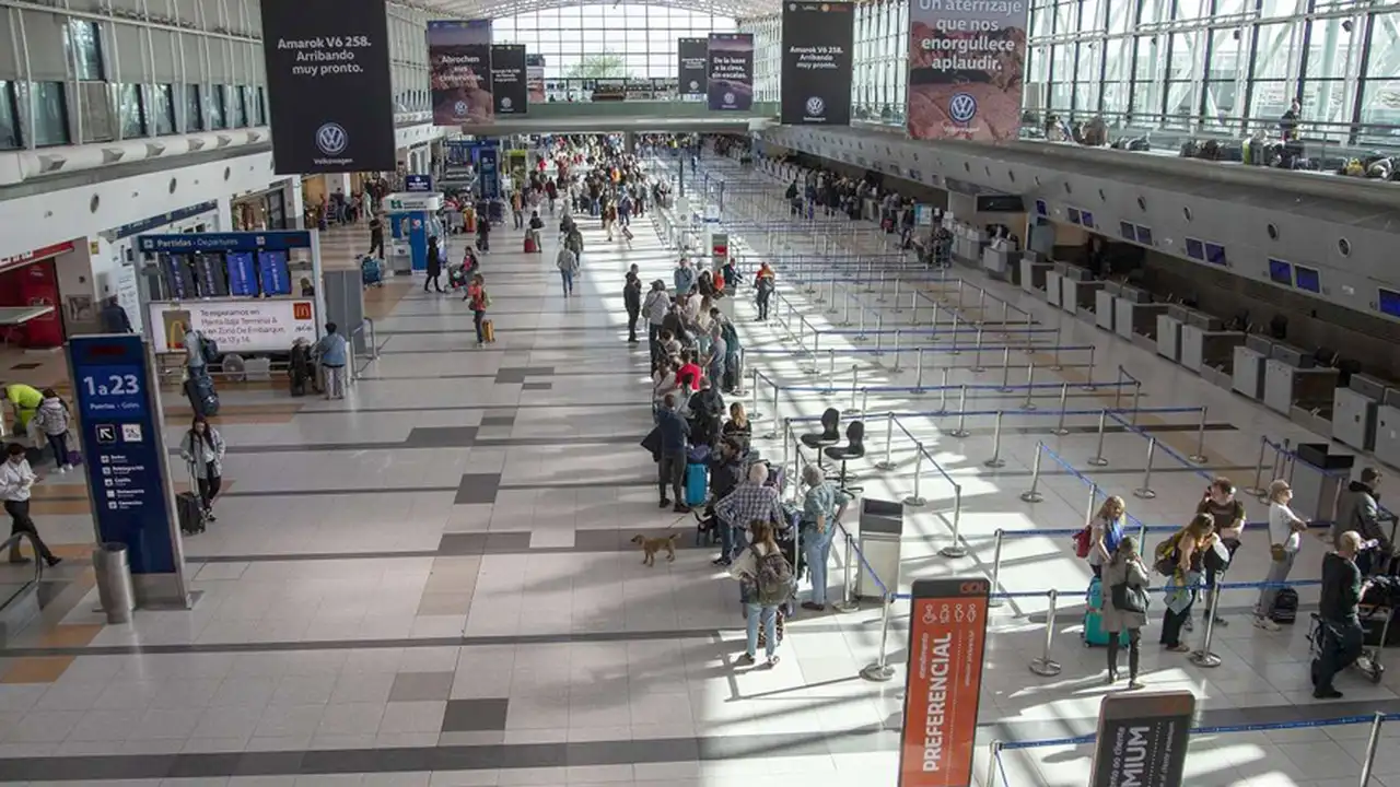 Ezeiza vuelve a funcionar a niveles pre-pandemia y la consigna del Gobierno es clara: quien quiera viajar, que use sus propios dólares