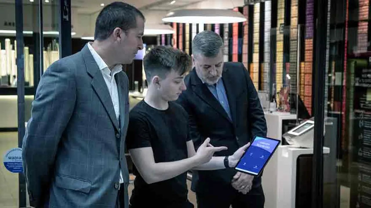 Salvatto explica la aplicación en una boutique de Nespresso.