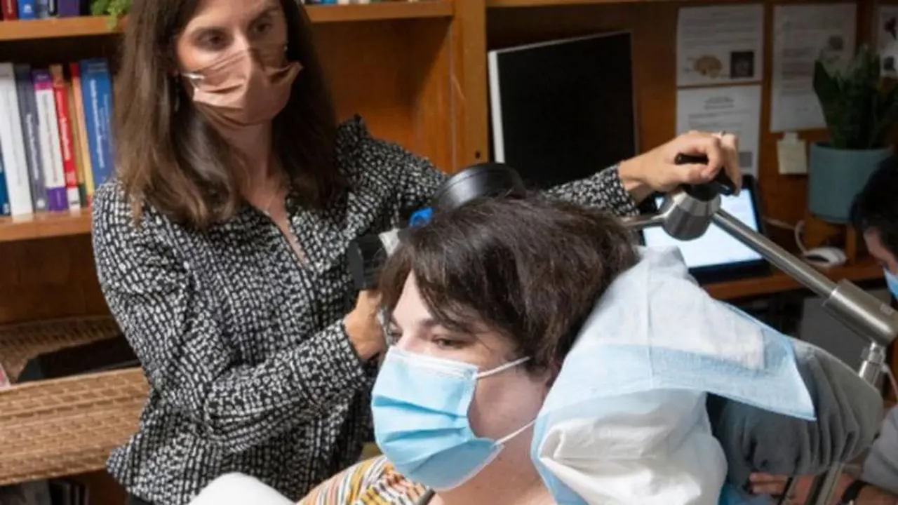 "Los pensamientos suicidas desaparecieron": la historia de la mujer que superó la depresión por un implante en su cerebro