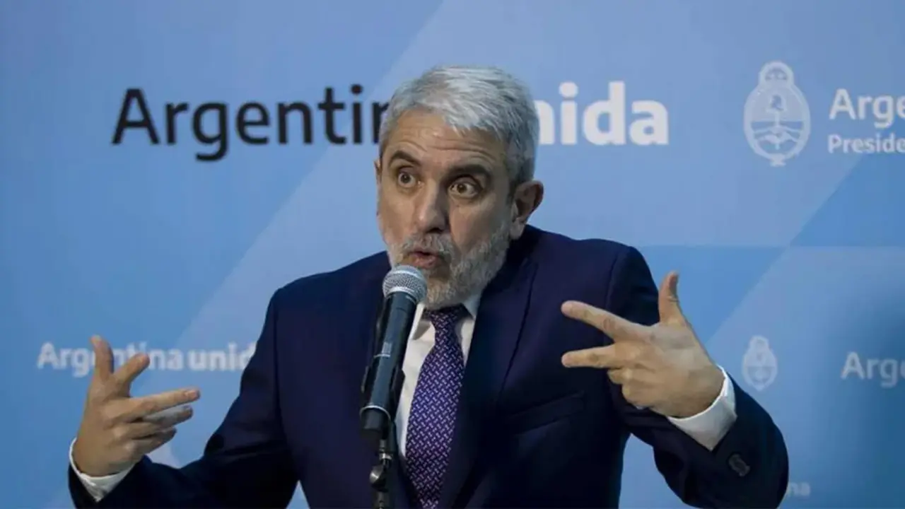 El ministro de Seguridad, Aníbal Fernández, sugirió que se estudia flexibilizar el cepo a las cuotas para viajes al exterior