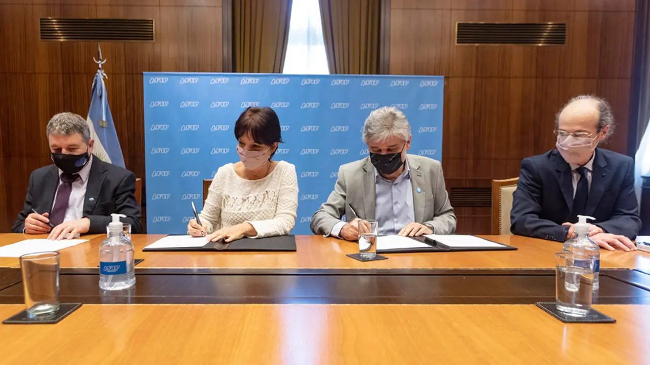 Marcó del Pont y Filmus firman el acuerdo.
