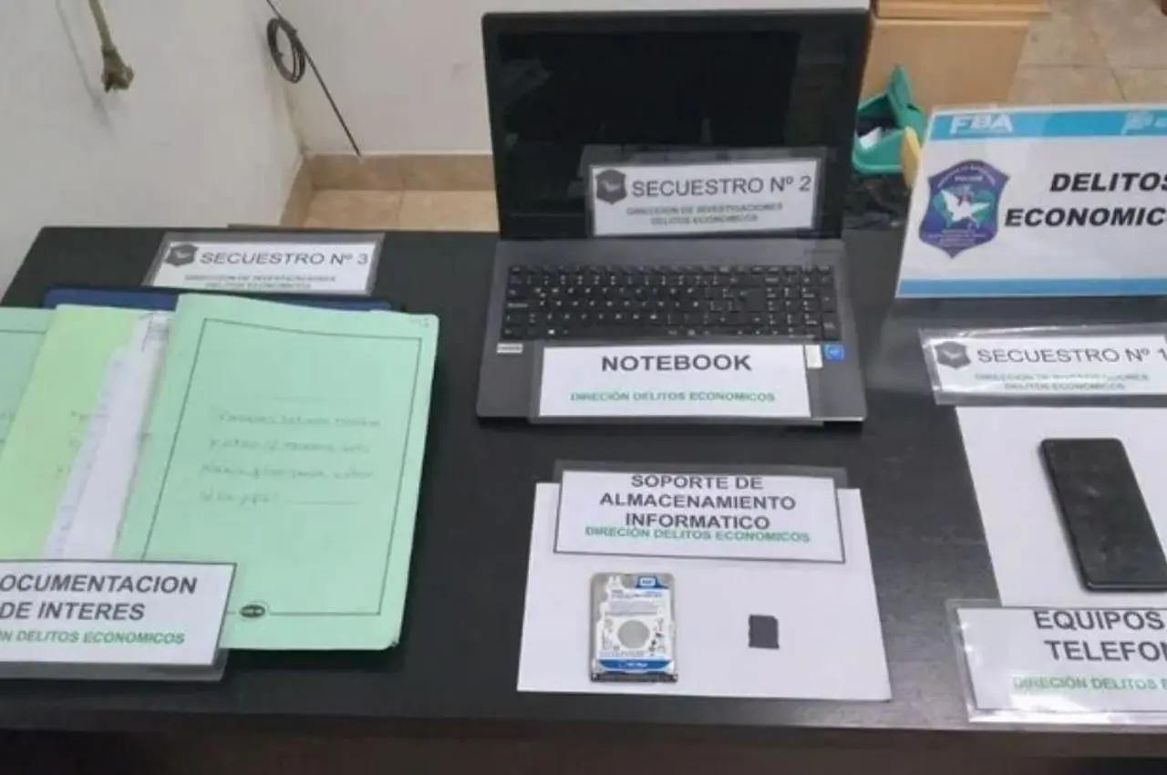 Parte del material incautado de 