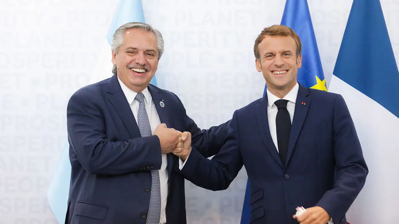 Fernández junto a su par de Francia.