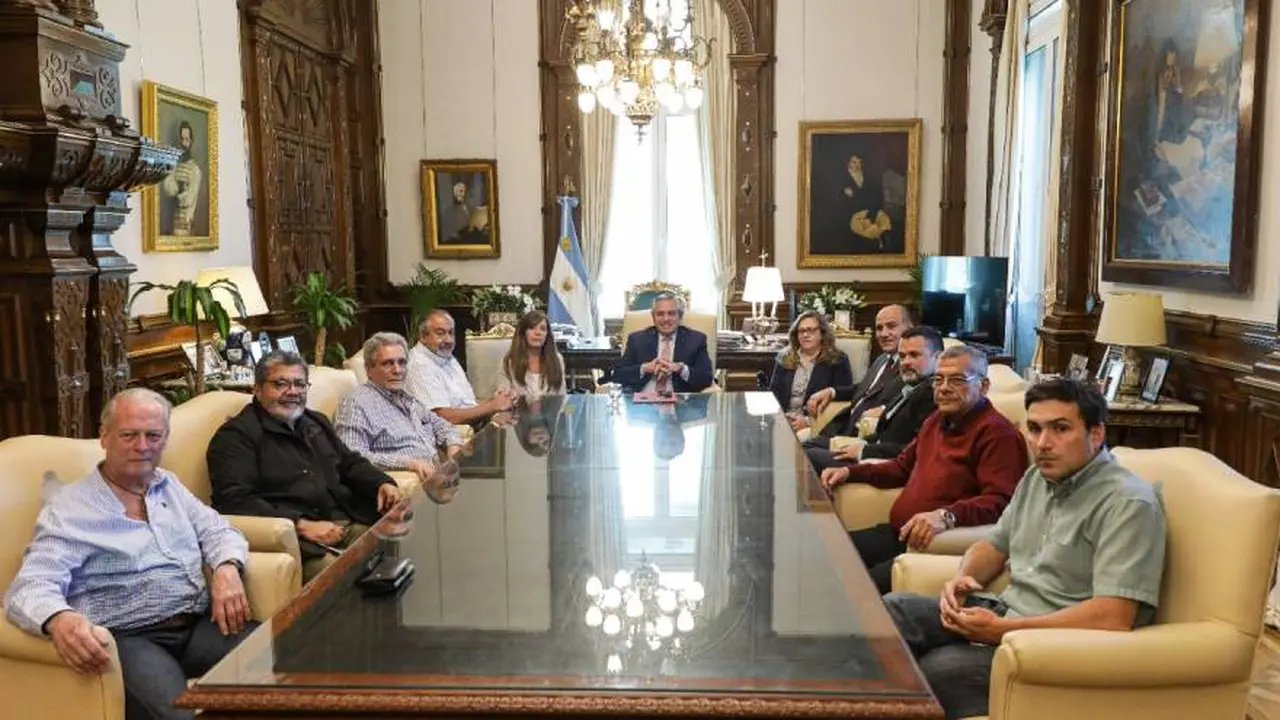 De cara a las elecciones, el Gobierno recibió a la CGT y a movimientos sociales