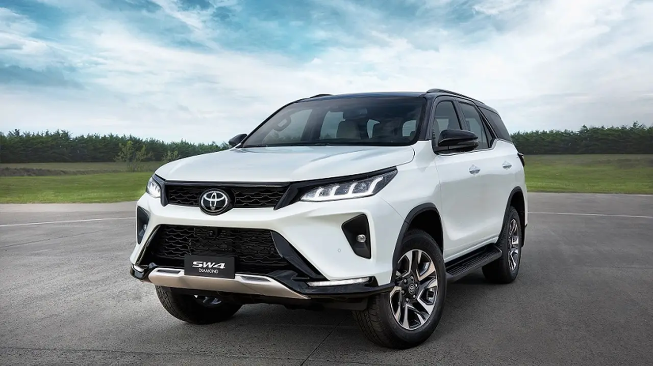 Usar y mantener un SUV grande puede salir hasta 1 millón de pesos al año: el costo de una Toyota SW4
