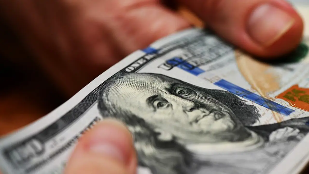 La dolarización total implicaría que el dólar sería la única moneda de curso legal en el país.