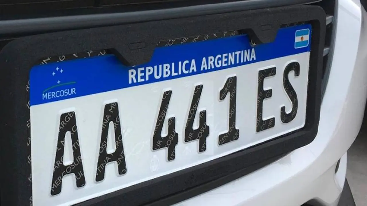 Las patentes celestes son distintas de las que regularmente identifican a los autos