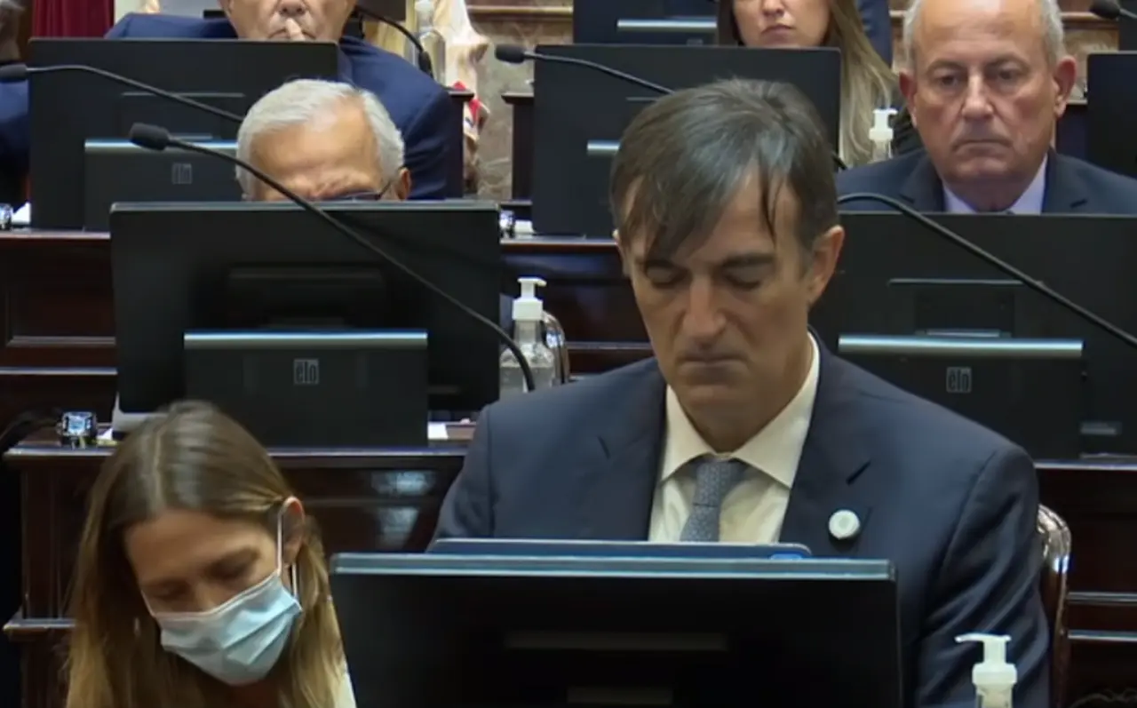 El ex senador defendió la apertura de su fundación en Estados Unidos y lo comparó con el proceso de registro en el país