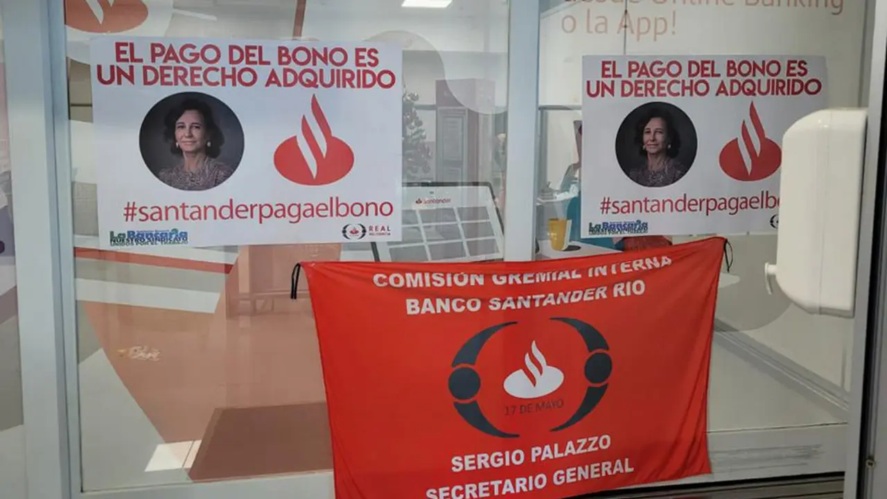 Los empleados del Santander también reclaman el pago de un bono.