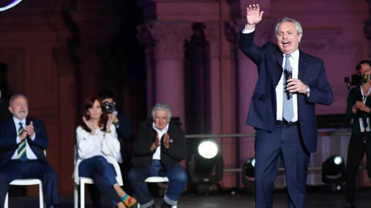 El 10 de diciembre, Cristina volvió sobre su preocupación obsesiva y aprovechó la presencia de Lula para plantear la dolarización como un problema cultural argentino