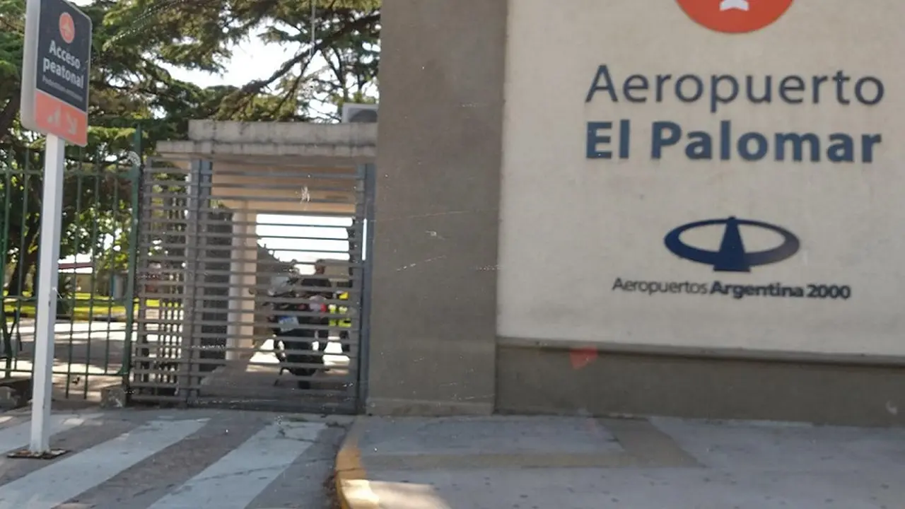 El frente del ex aeropuerto comercial, en una foto acercada a iProfesional desde el ámbito aerocomercial.