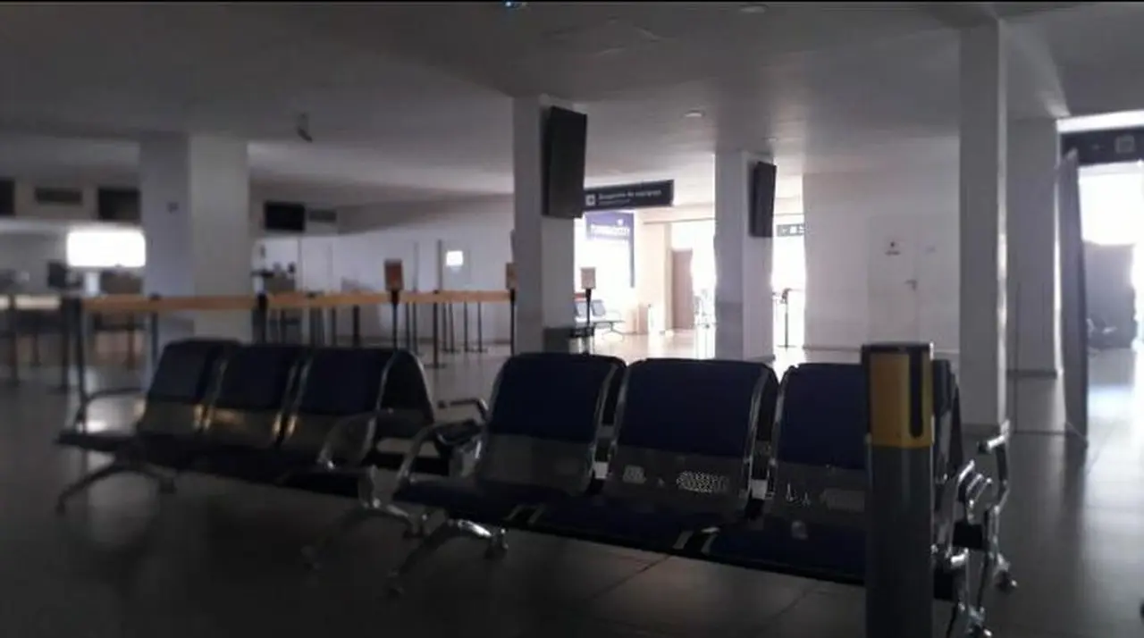 El estado de la sala de embarque.