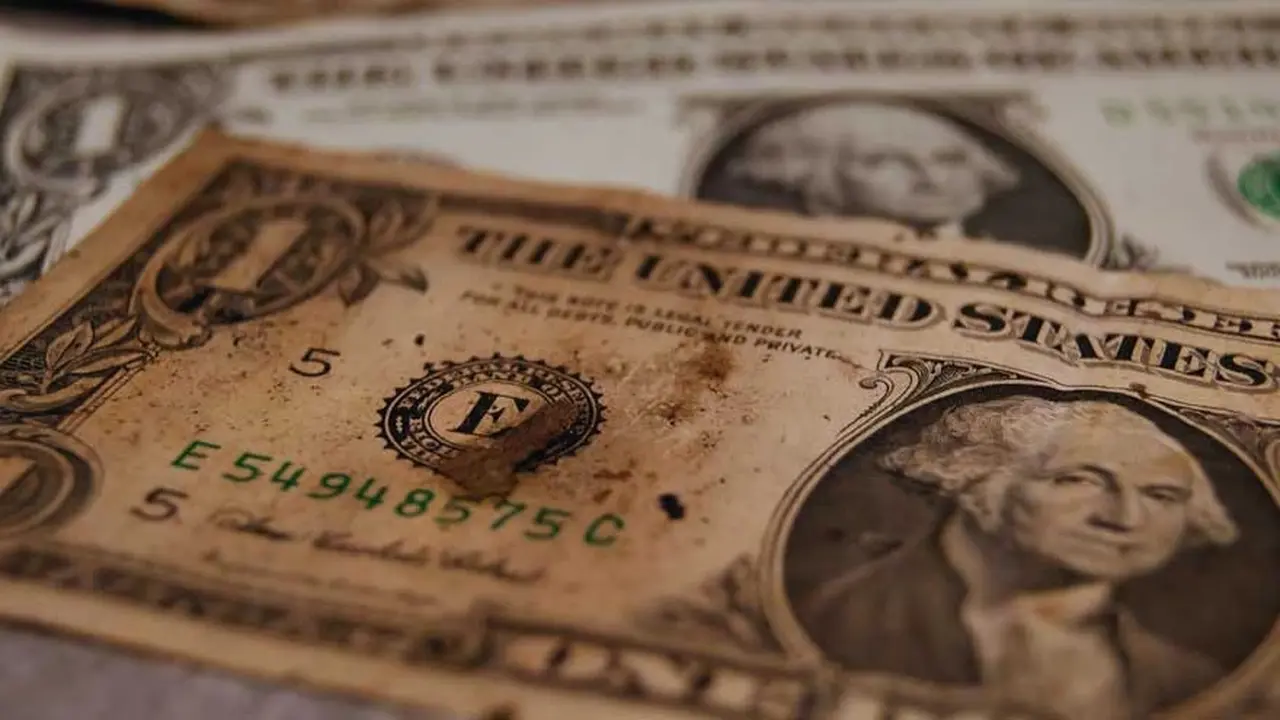 Los billetes rotos, manchados o dañados no son aceptados