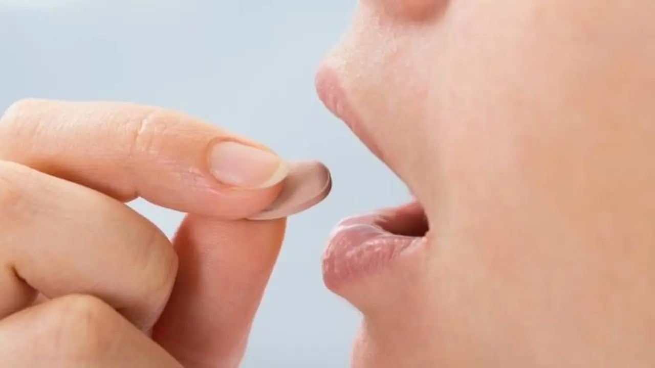 El clonazepam sublingual se coloca debajo de la lengua y se espera su absorción sin tomar agua