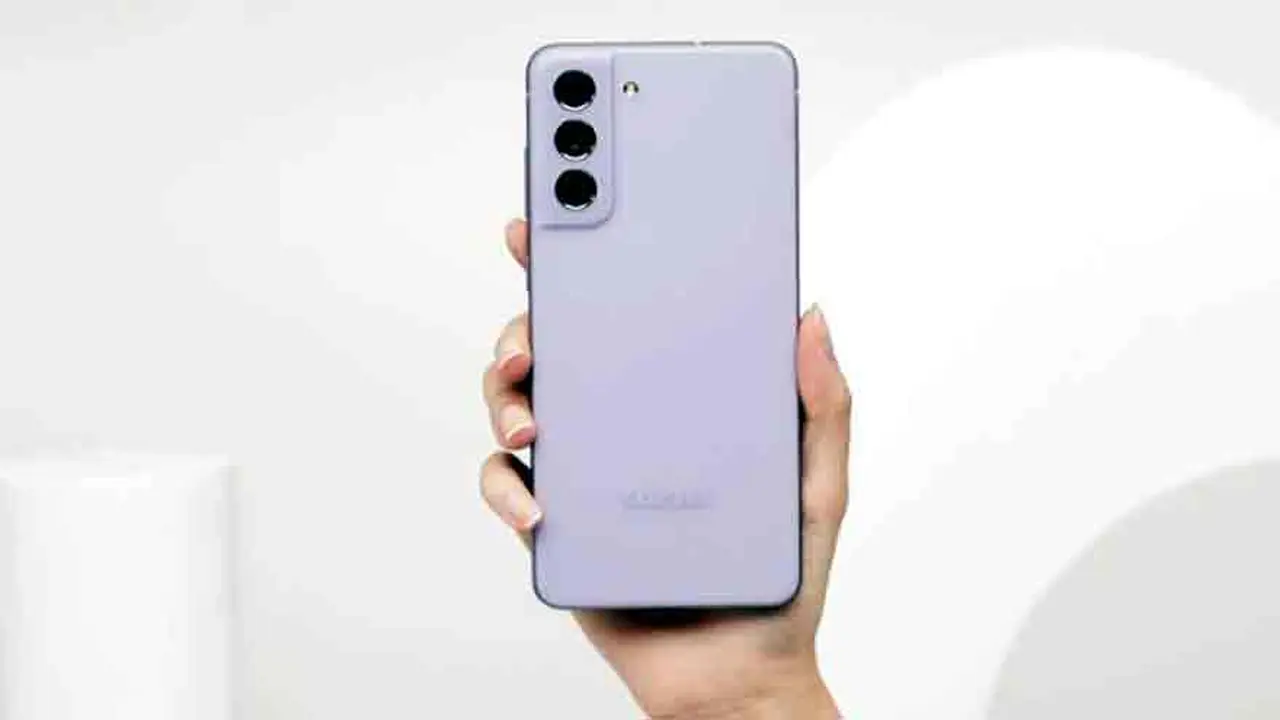 El S21 FE 5G  tiene triple cámara trasera.