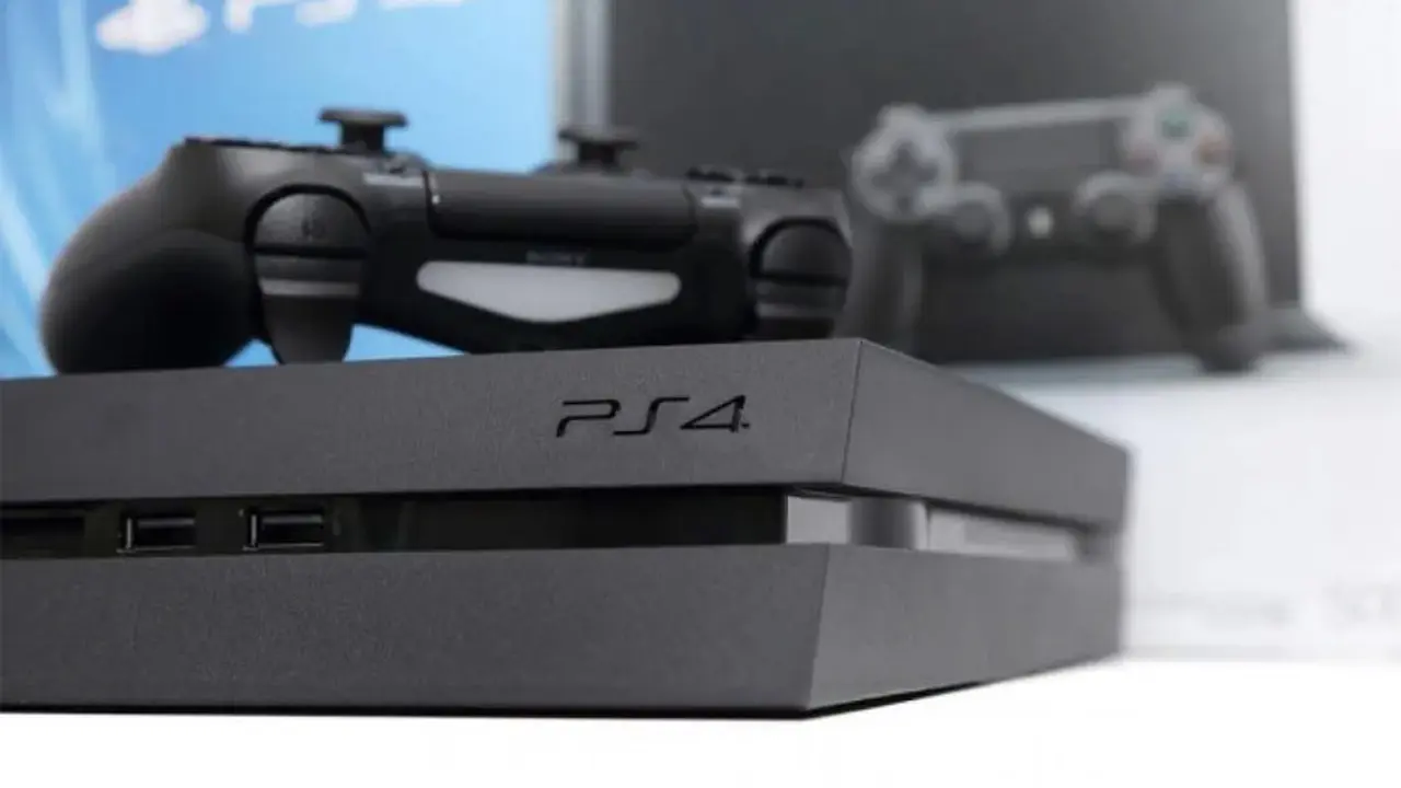 La PS4 seguirá presente en las tiendas durante 2022.
