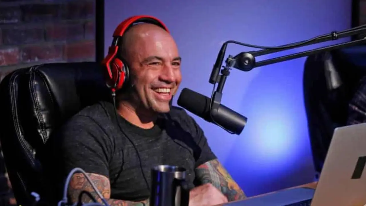 Joe Rogan conduce un podcast en Spotify y la plataforma se negó a 