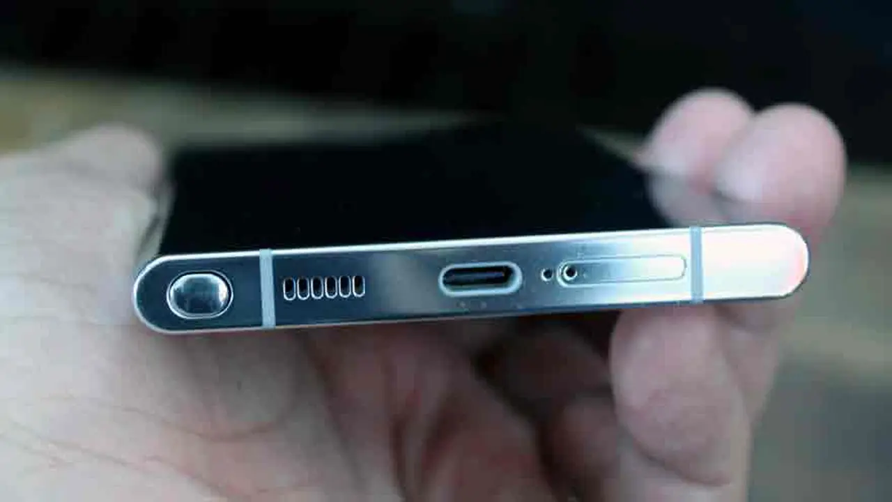 Samsung Galaxy S22 Ultra. A la izquierda, el S Pen.