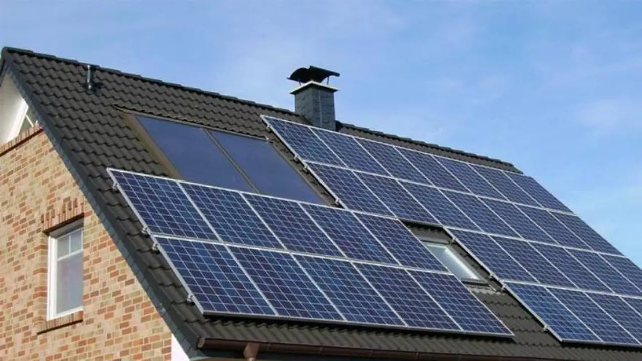 Aunque requieren una inversión alta, los paneles solares generan ahorros de energía.