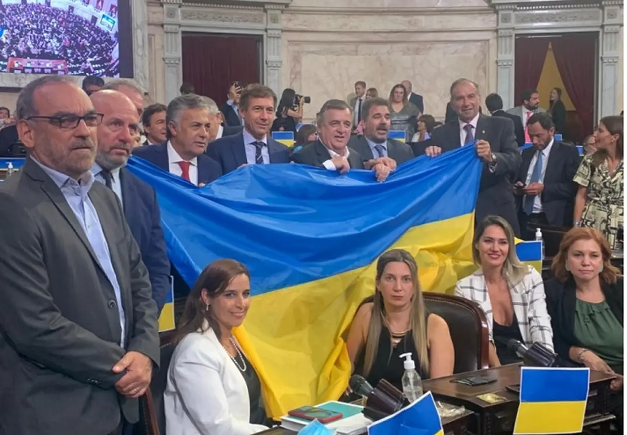 Juntos por el Cambio llenó el Congreso de banderas de Ucrania para cuestionar la postura del Gobierno