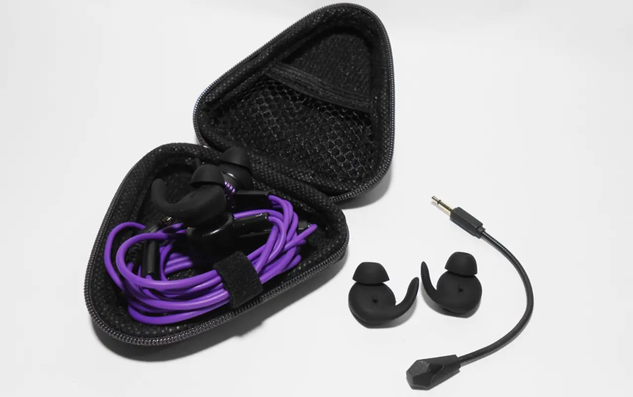 El estuche en el que se pueden llevar los auriculares y sus accesorios.