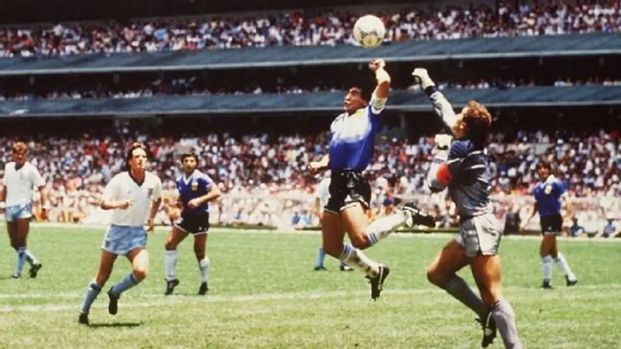 Guerra Rusia-Ucrania: tatuaje de Maradona "salvó" a periodistas de un interrogatorio policial