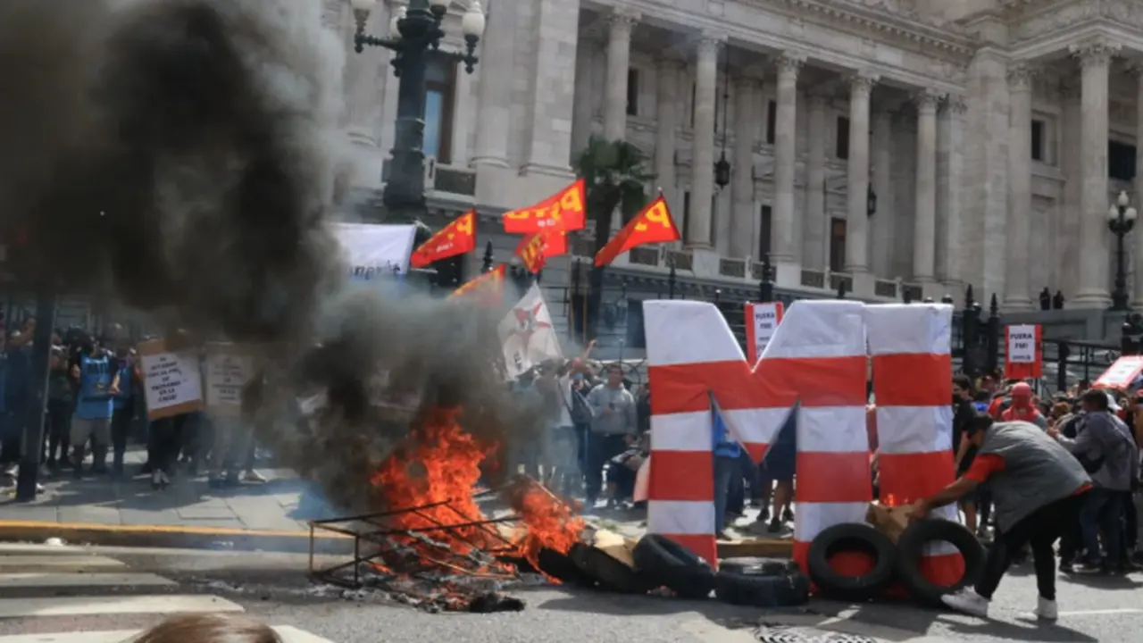 En un clima social enrarecido por las protestas, Guzmán se prepara para su primer test ante la auditoría del FMI