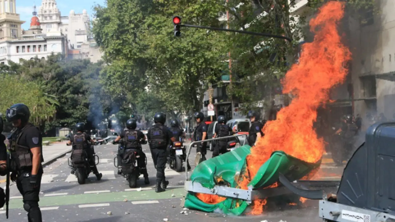 Destrozos y corridas alrededor del Congreso.