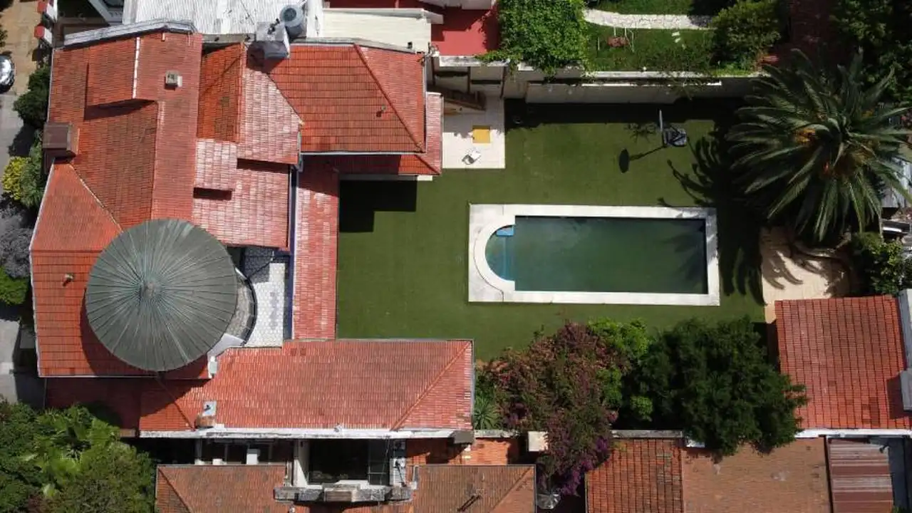 La casa de Villa Devoto es una de las propiedades de Maradona que está en herencia