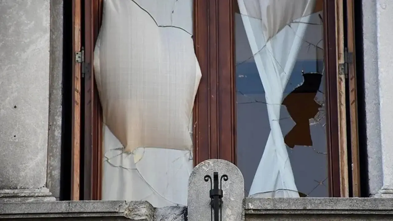 Manifestantes arrojaron piedras contra el despacho de Cristina Kirchner en el Congreso