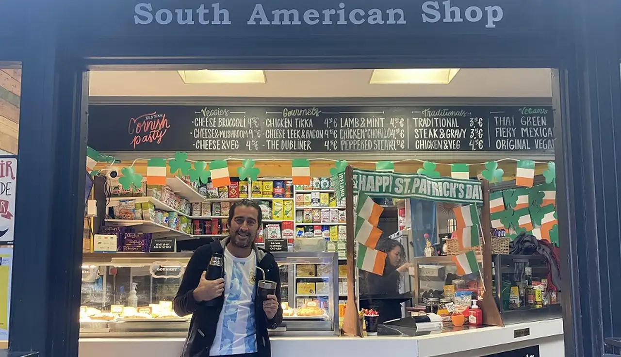 Sebastián en su negocio, con el mate y la camiseta de Argentina.