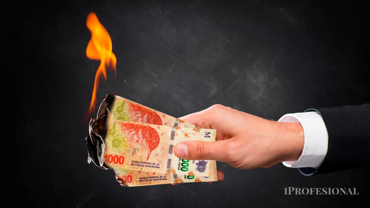 La disparada del dólar enciende alarmas en bancos: temor por la fuerte salida de depósitos