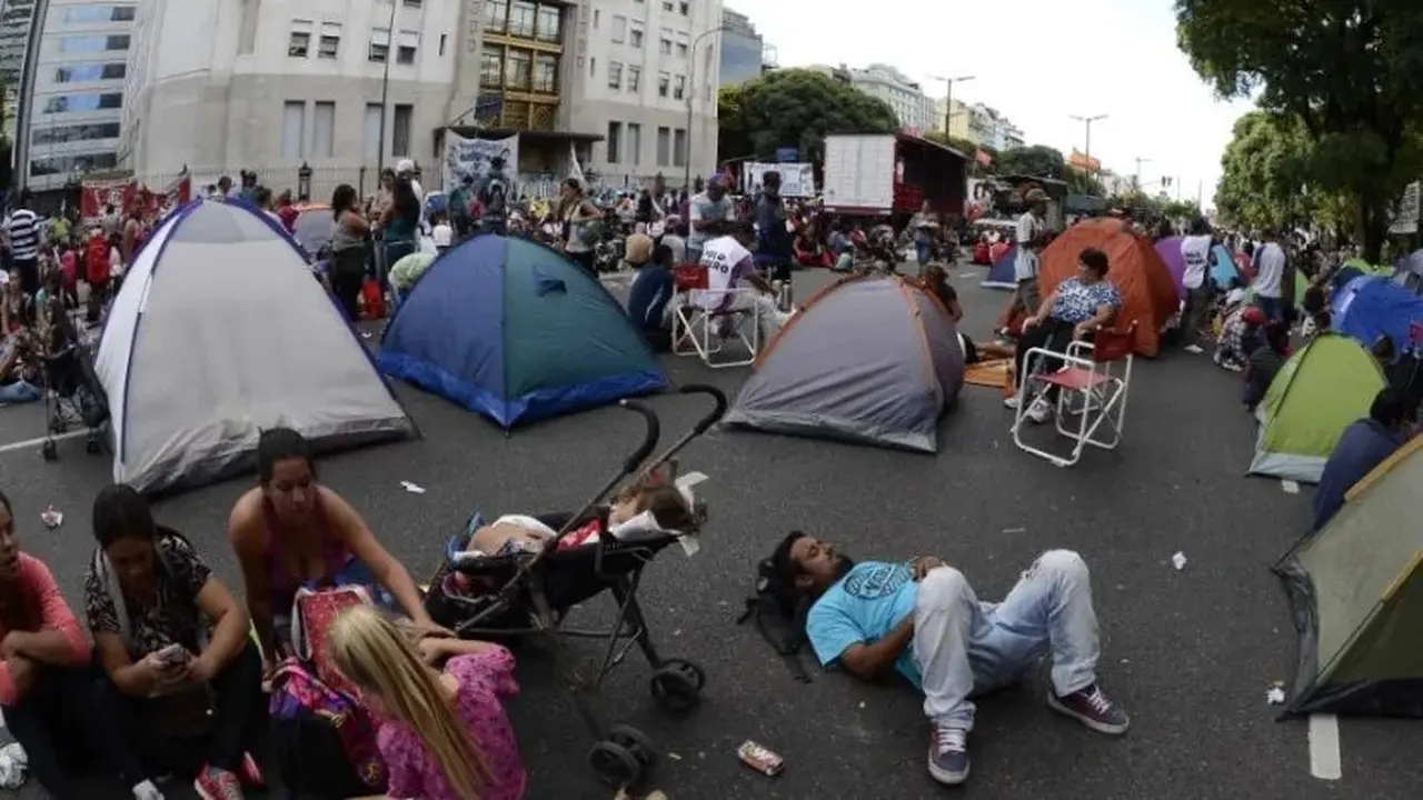 Los acampes en la avenida 9 de Julio marcan que el sector informal es el que más ha sufrido el recorte de ingresos