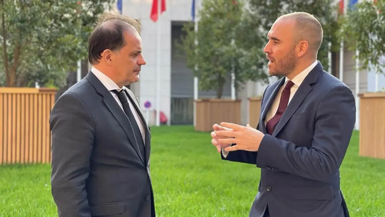 Martín Guzmán junto a Emmanuel Moulin, titular del Club de París.