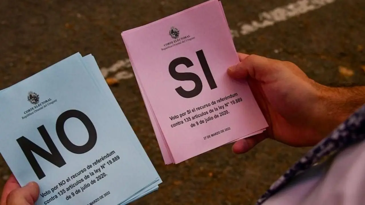 La opción SÍ, a favor de derogar varios artículos de la Ley de Urgente Consideración (LUC), alcanzó el 48,8% de los votos válidos, mientras que la papeleta del NO, para mantener la ley intacta, alcanzó el 49,9%