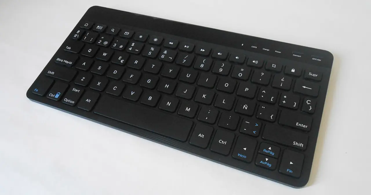 El teclado viene en español (con letra Ñ) y es cómodo para escribir.