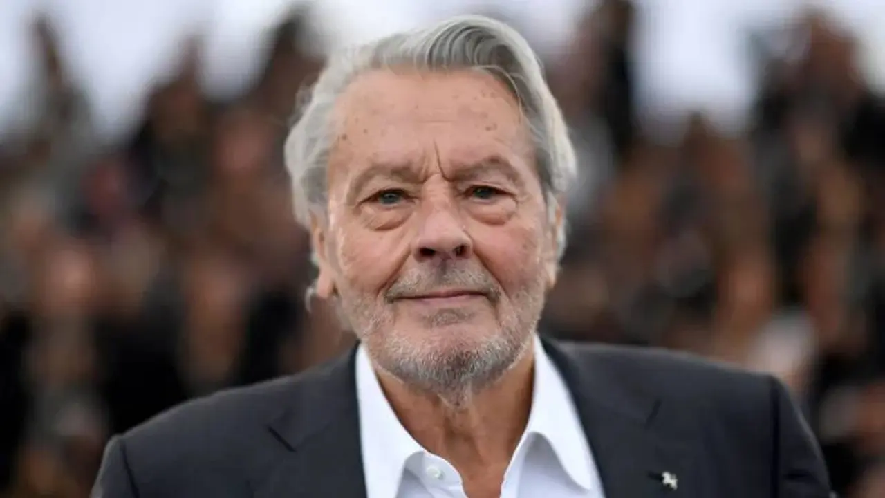 Alain Delon pidió en su testamento que sacrificaran a su perro para enterrarlo con él: qué ordenó la ley