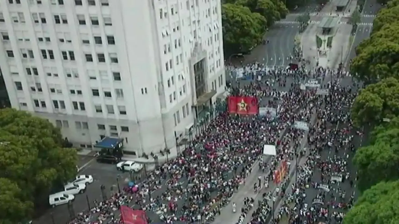 El corte en la avenida 9 de Julio por parte de los piqueteros, un elocuente contraste con el discurso optimista del Gobierno sobre la mejora en la situación social